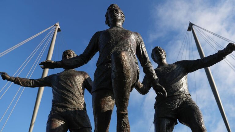 Which clubs have the most statues of legends at their stadiums?