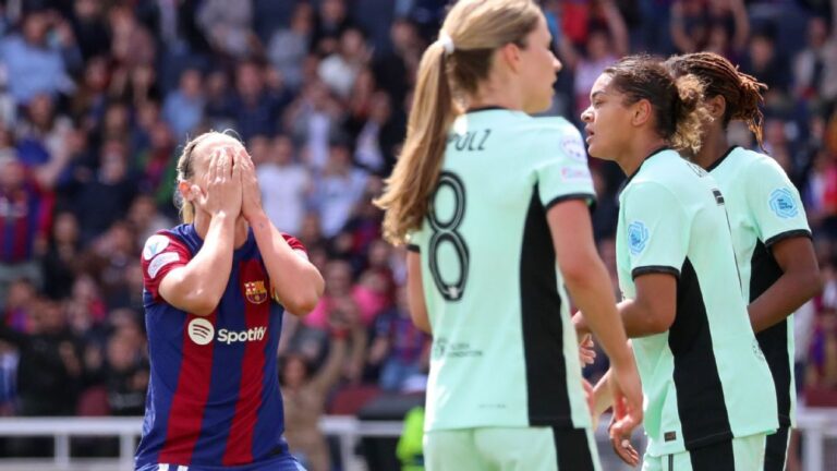 7 things from women’s soccer: Barcelona crumble, Lyon fight back, City top WSL